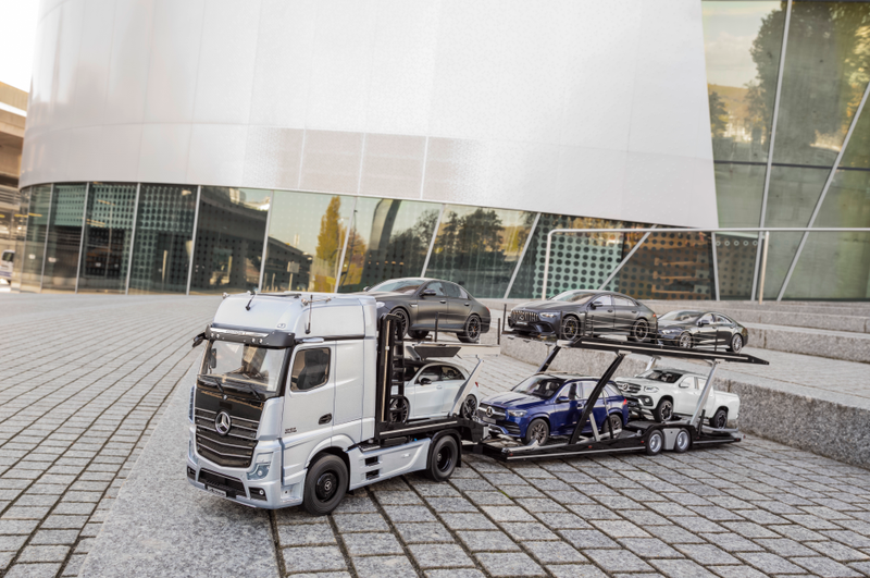 Illustration for article titled Everything About This Mercedes 1:18 Scale Tractor and Semitrailer Is Adorable